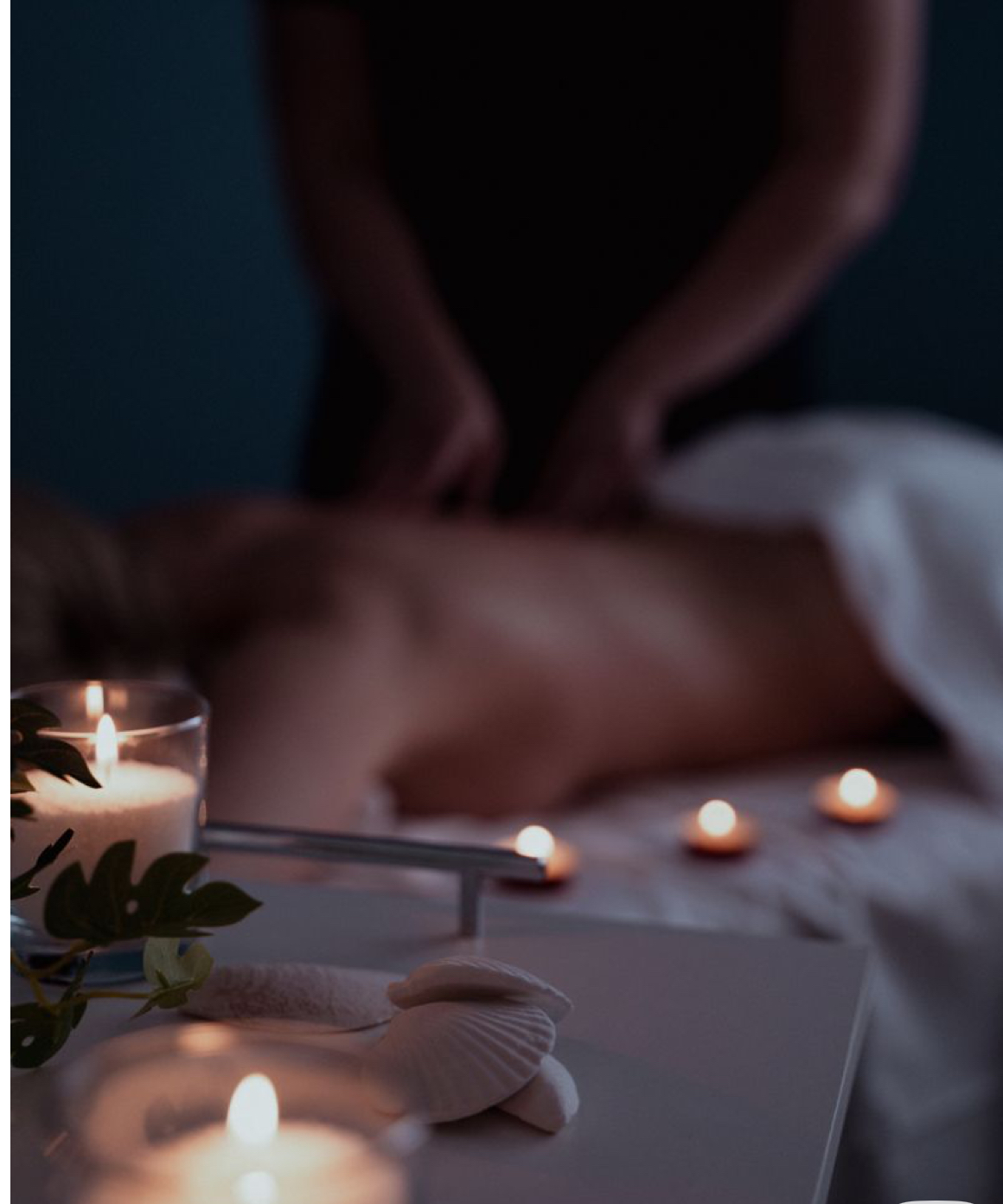 Ambiente de cabina con velas durante un masaje